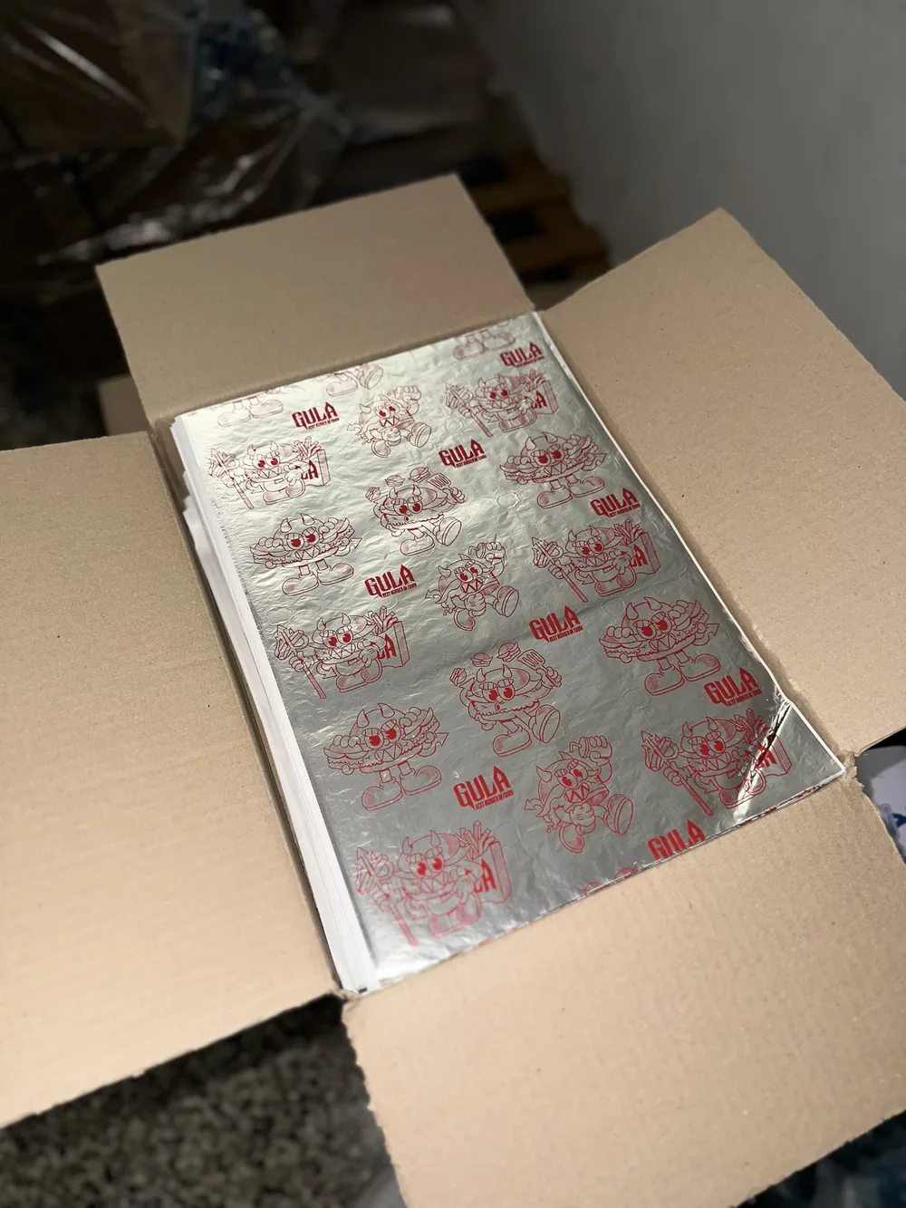 Hojas de papel aluminio térmico impresas en una caja, listas para entregar