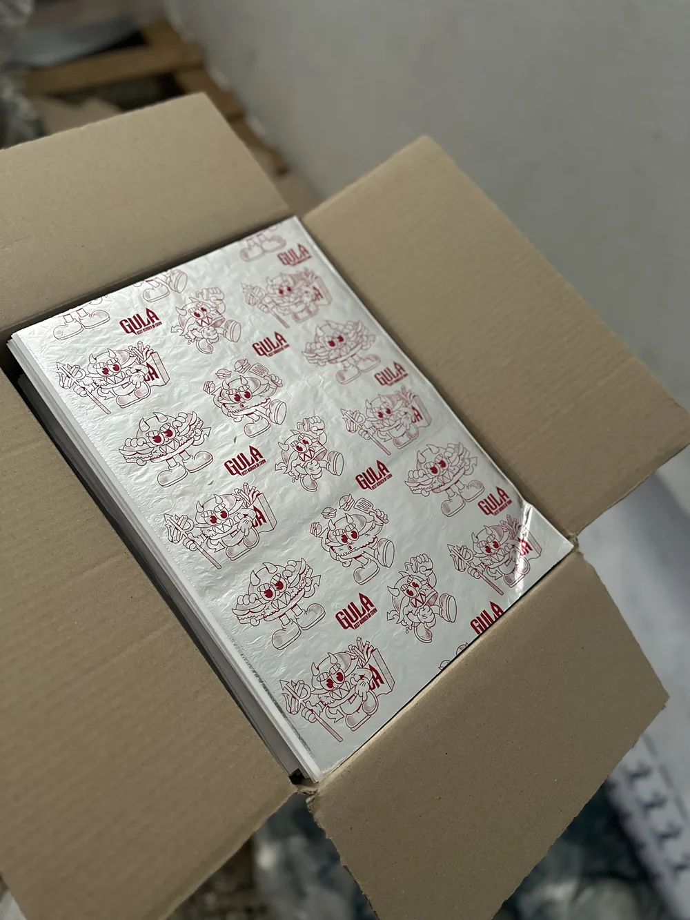 Caja con hojas de papel aluminio impresas listas para entregar