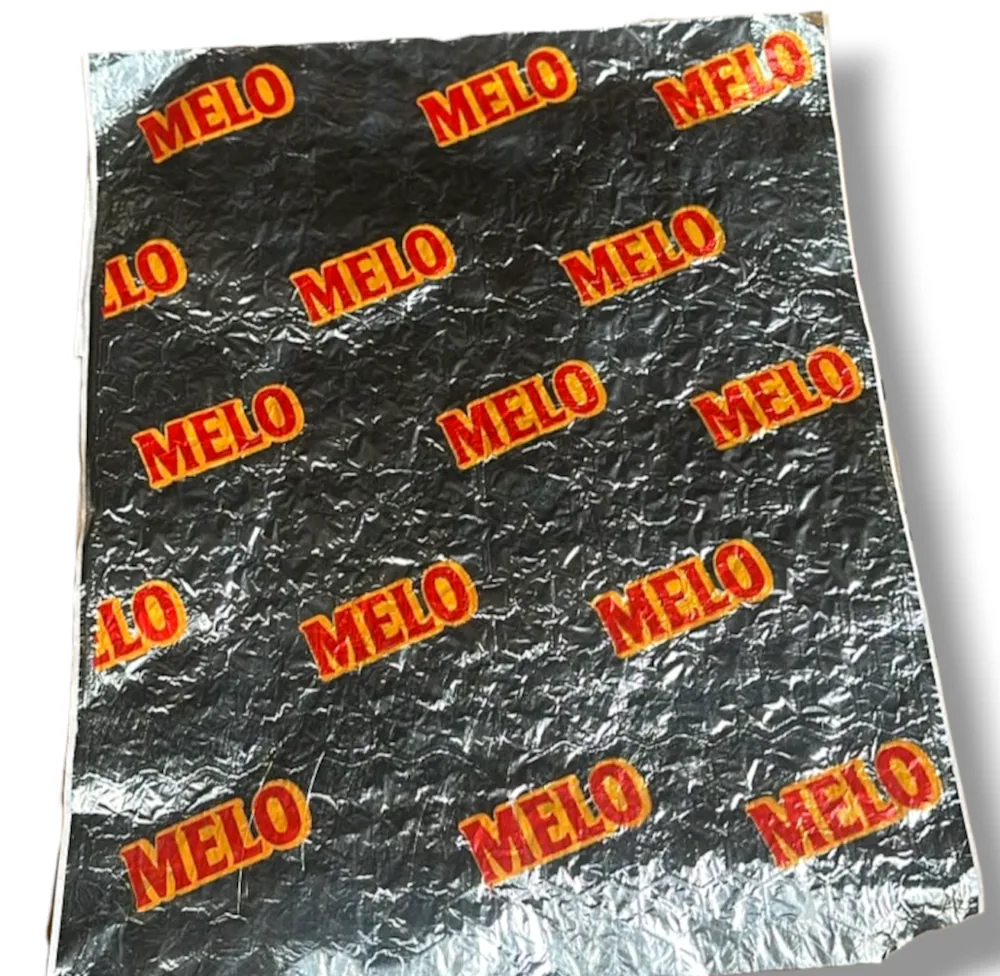 Hoja de papel aluminio impresa con el logo de Melo en rojo y amarillo