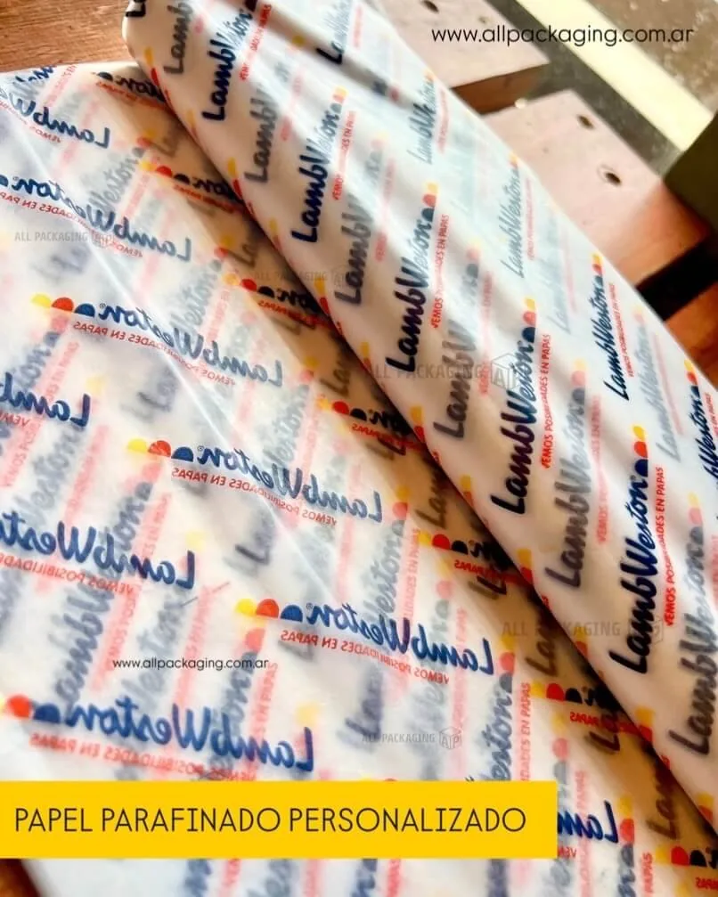 Hojas de papel parafinado impresas apiladas, listas para entregar