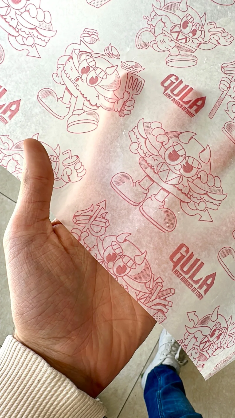 Hoja de papel parafinado impresa con el logo de Gula Hamburguesas