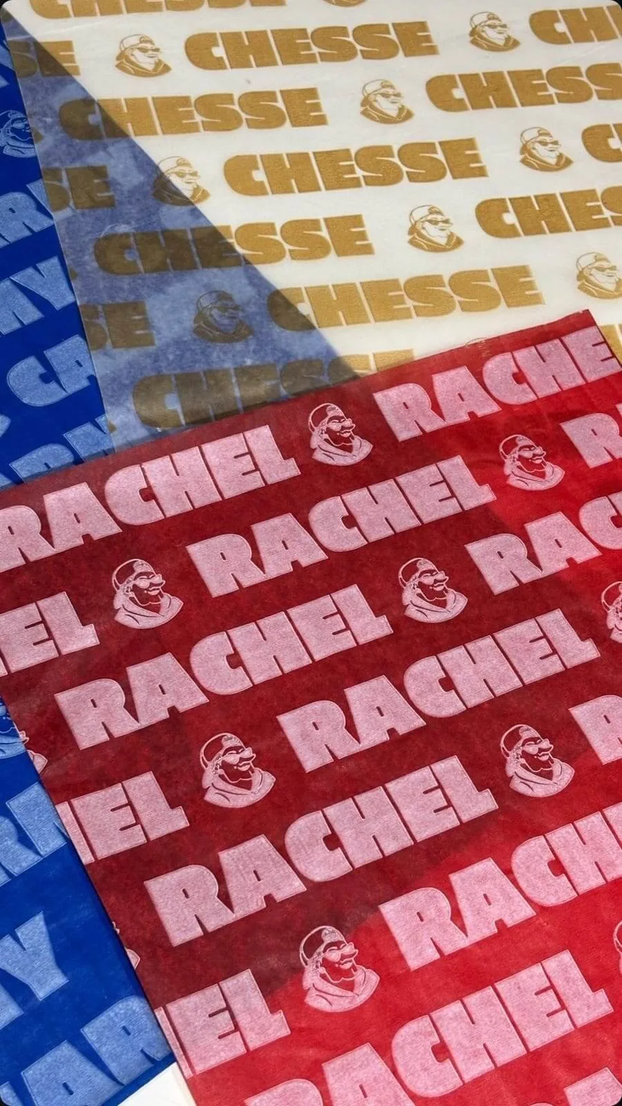 Hojas de papel parafinado impresas en rojo, azul y dorado