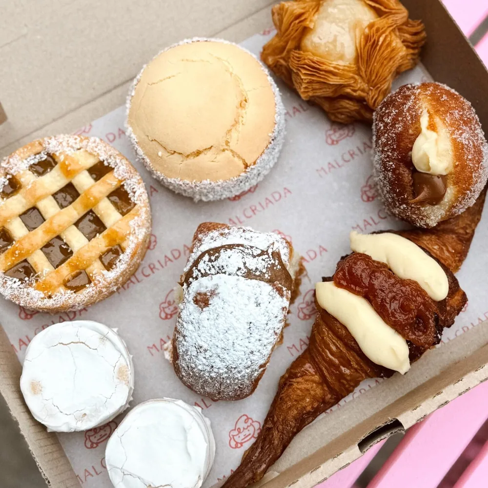 Facturas y pastelería sobre papel parafinado impreso de Malcriada