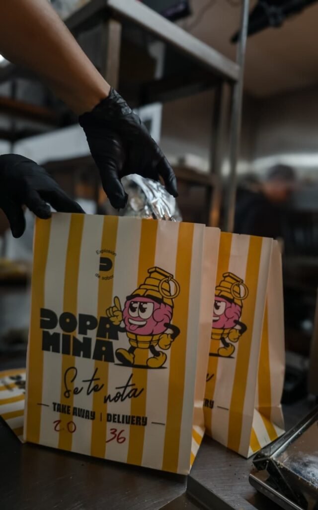 Bolsas delivery de papel blancas impresas personalizadas Full color Dopamina